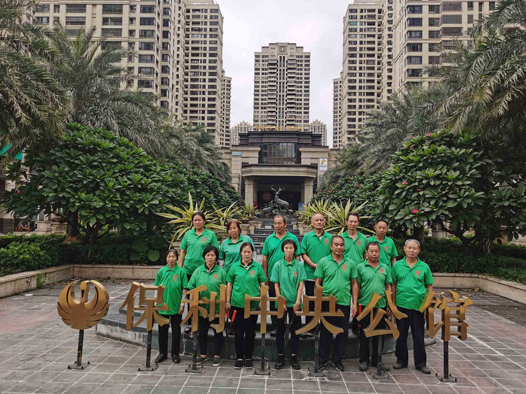 怡軒園林綠化公司駐保利小區(qū)綠化養(yǎng)護工人合照