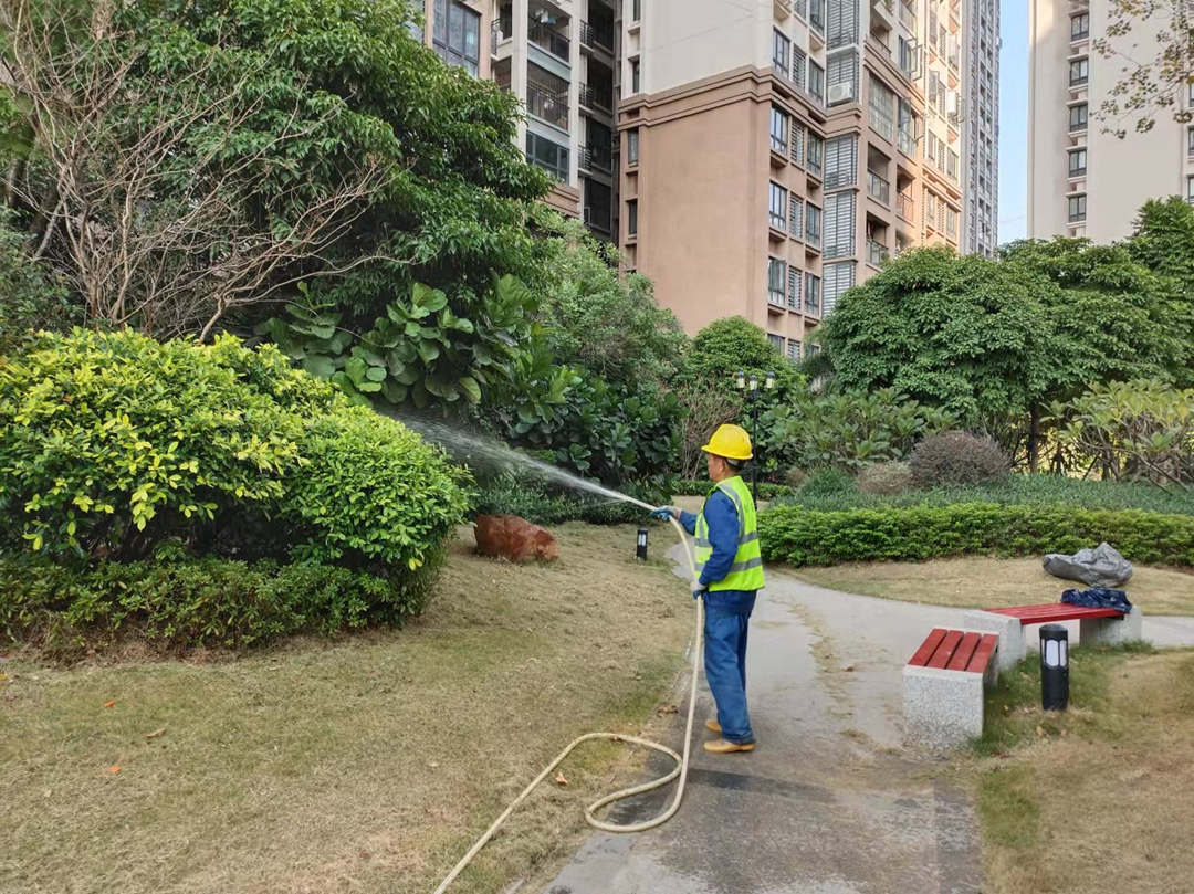 園林綠化養(yǎng)護(hù)澆返青水