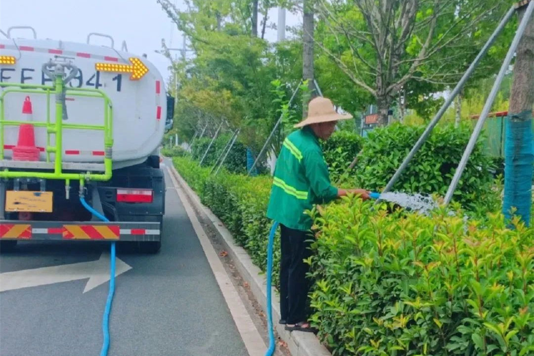 秋季園林綠化養護澆水